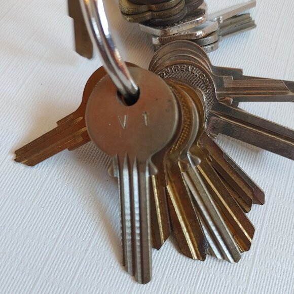 LOT of Vintage Keys 25 Dominion Lock Montreal - Picture 4 of 7